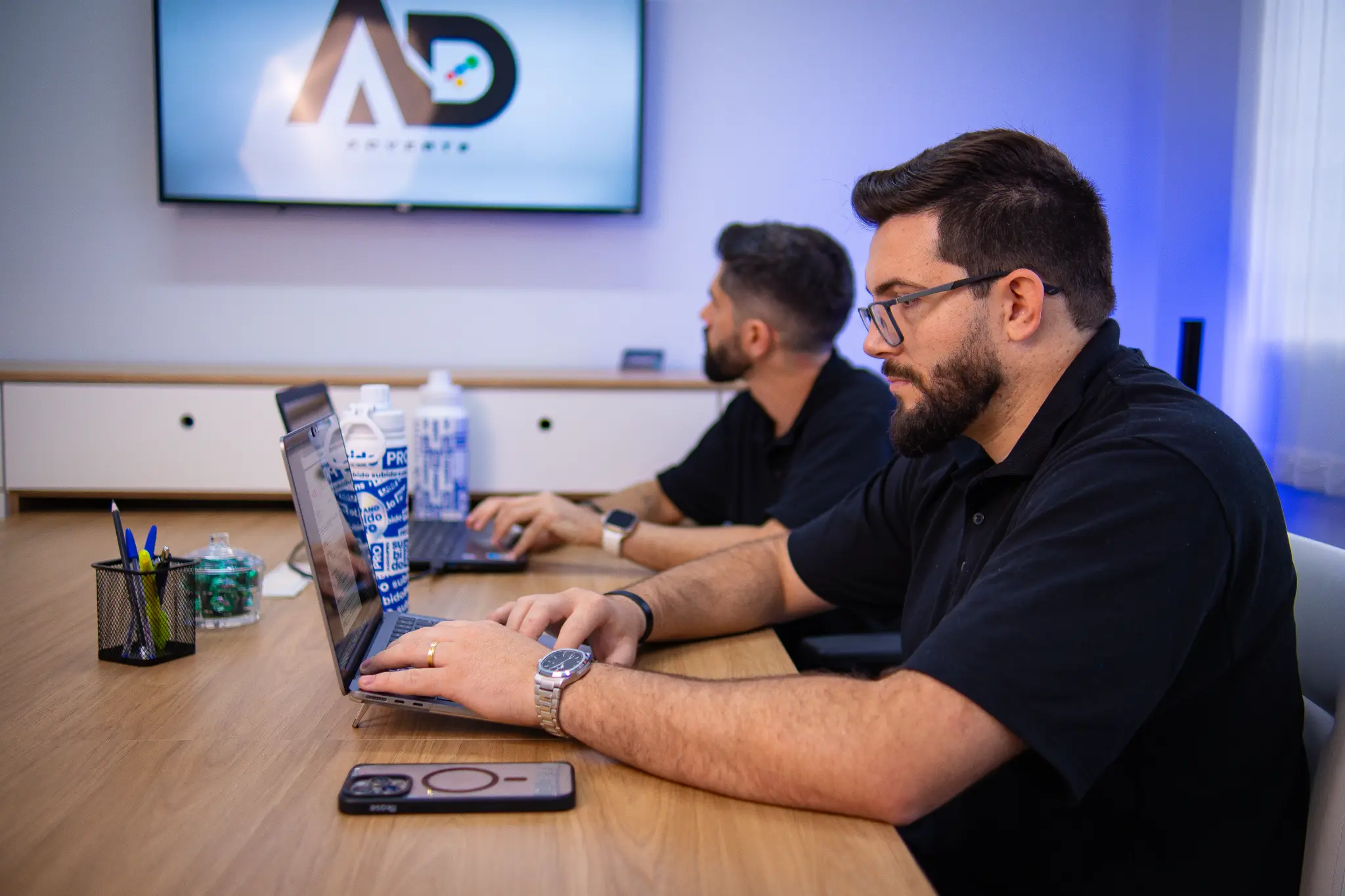 Sócios da Adverts trabalhando